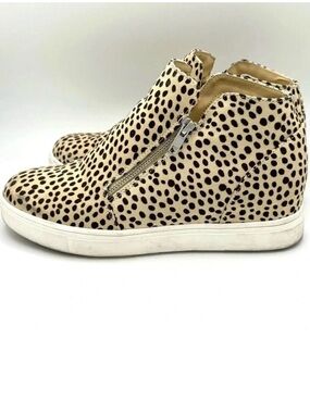 CUSHIONAIRE Hart Hidden Wedge Sneaker in Spotted Cheetah Print Women’s Size 8.5